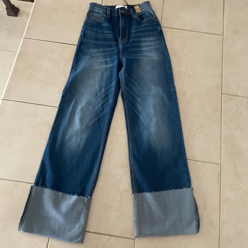 Vibrant Jean size 3 strech and high waisted and wide leg. Inseam 12” and 29.5 L